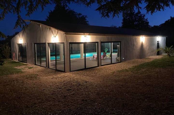 Location de vacances pour 45 personnes, avec Jacuzzi et Terrasse ainsi que Jardin et Sauna à Sepmes