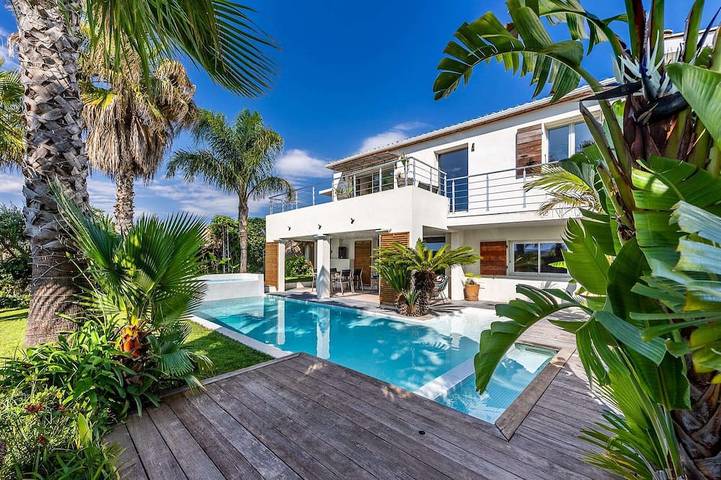 Location de vacances pour 8 personnes, avec Balcon et Jacuzzi ainsi que Jardin et Piscine à Montbazin