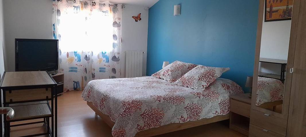 Chambre d’hôte pour 3 personnes, avec Terrasse et Jardin ainsi que Piscine et Vue