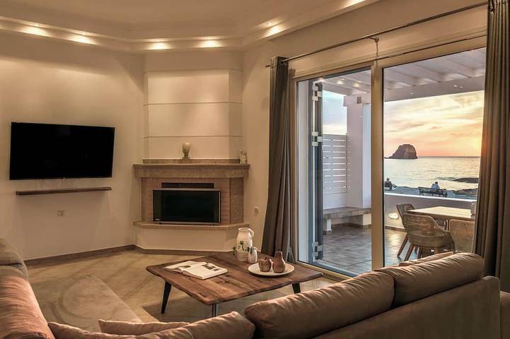 Luxuriöse Villa direkt am Meer mit einzigartigem Sonnenuntergang & Whirlpool in Pollonia, Milos