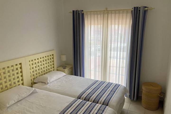 Luxuriöses 3-Bett-Anwesen, eines der wenigen mit freiem Zugang zum Pool und einzigartiger Dachterrasse in Budens, Faro Distrikt