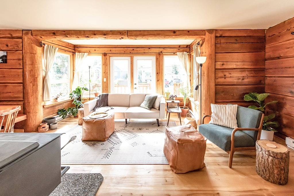 Hygge Log Home Downtown with Great Mountain Access in Golden, Kicking Horse