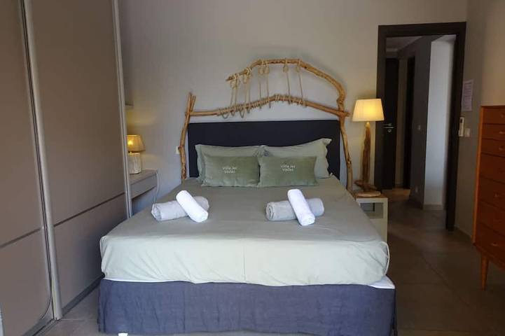 Location de vacances pour 8 personnes, avec terrasse ainsi que jardin et jacuzzi, animaux acceptés dans Plage de Vardiola - 2