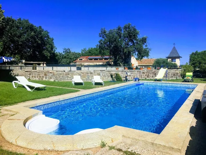 Alojamiento y desayuno para 2 personas, con vistas además de piscina y jardín - 1