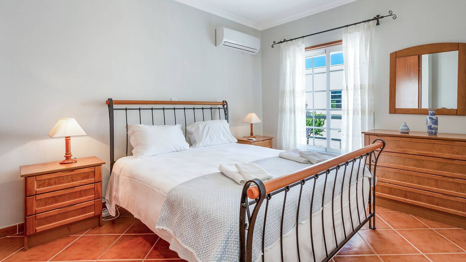 Apartamento inteiro, Luminous 3Bdr Apartment W/Balcony by Lovelystay in Manta Rota, Ria Formosa
