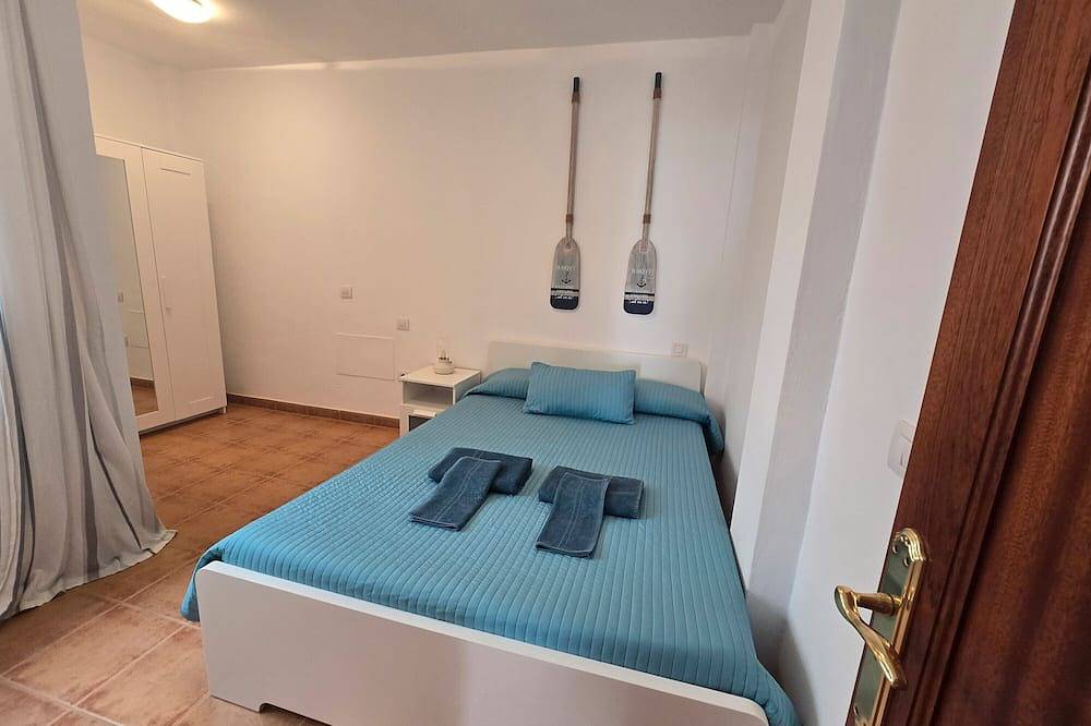 Vacation Home 'Azul' with Sea View, Private Terrace and Wi-Fi in La Graciosa, Parque Natural Archipiélago Chinijo