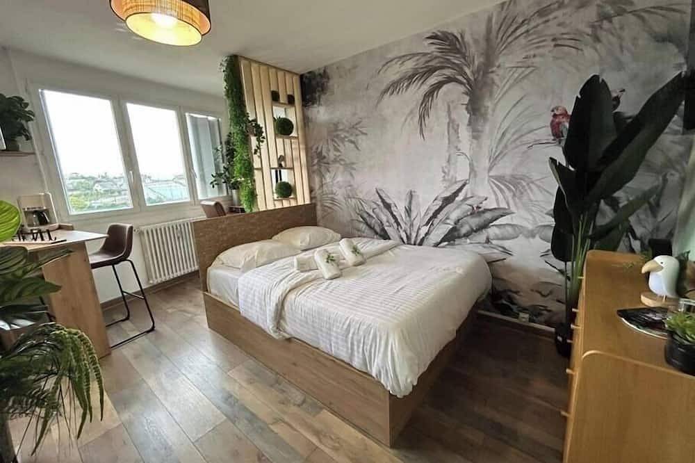 Entire apartment, Studio Le Cosy Jungle close to the station and historic center in Chartres, Chartres region