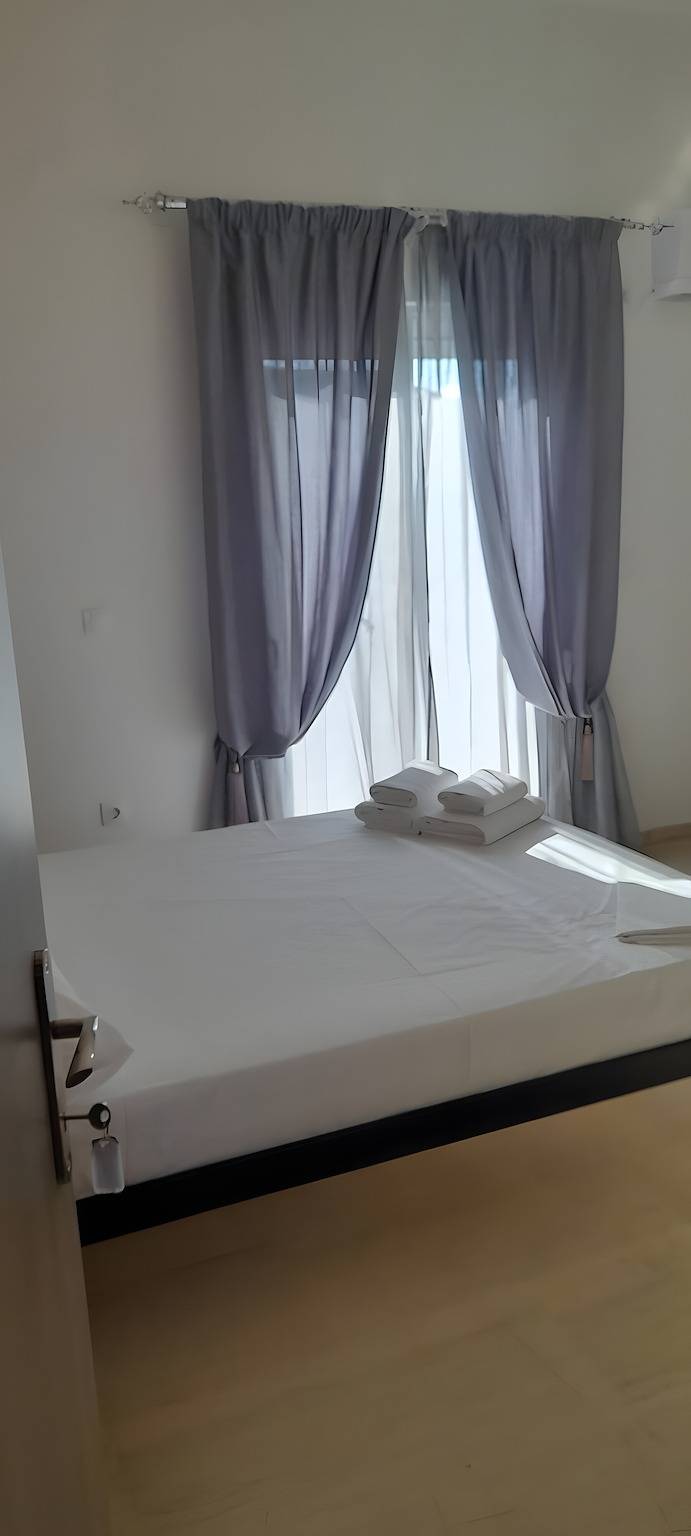 Ruime kamer met slaapbank vlak bij luchthaven Kalamata, Messinia in Kalamata, Messenia
