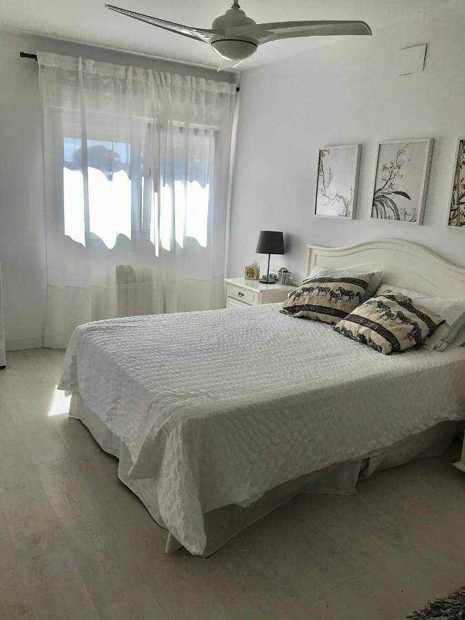 Apartamento para 2 personas, con jardín y balcón además de vistas y piscina en Dos Hermanas