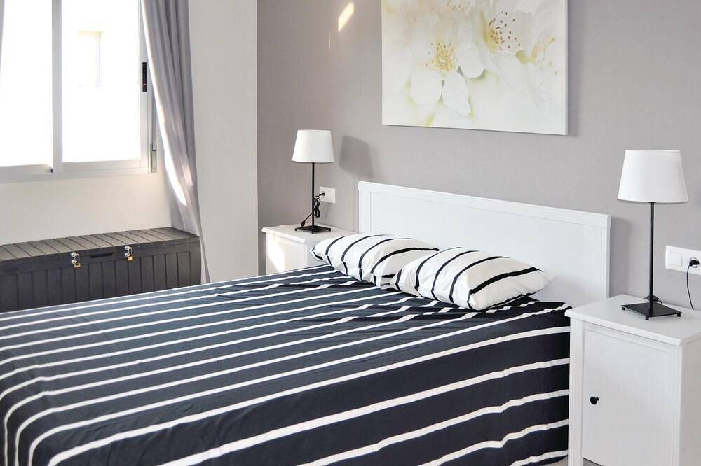 Entire apartment, Beach front apartment in Orihuela Costa with Wifi in Cabo Roig, Costa Blanca
