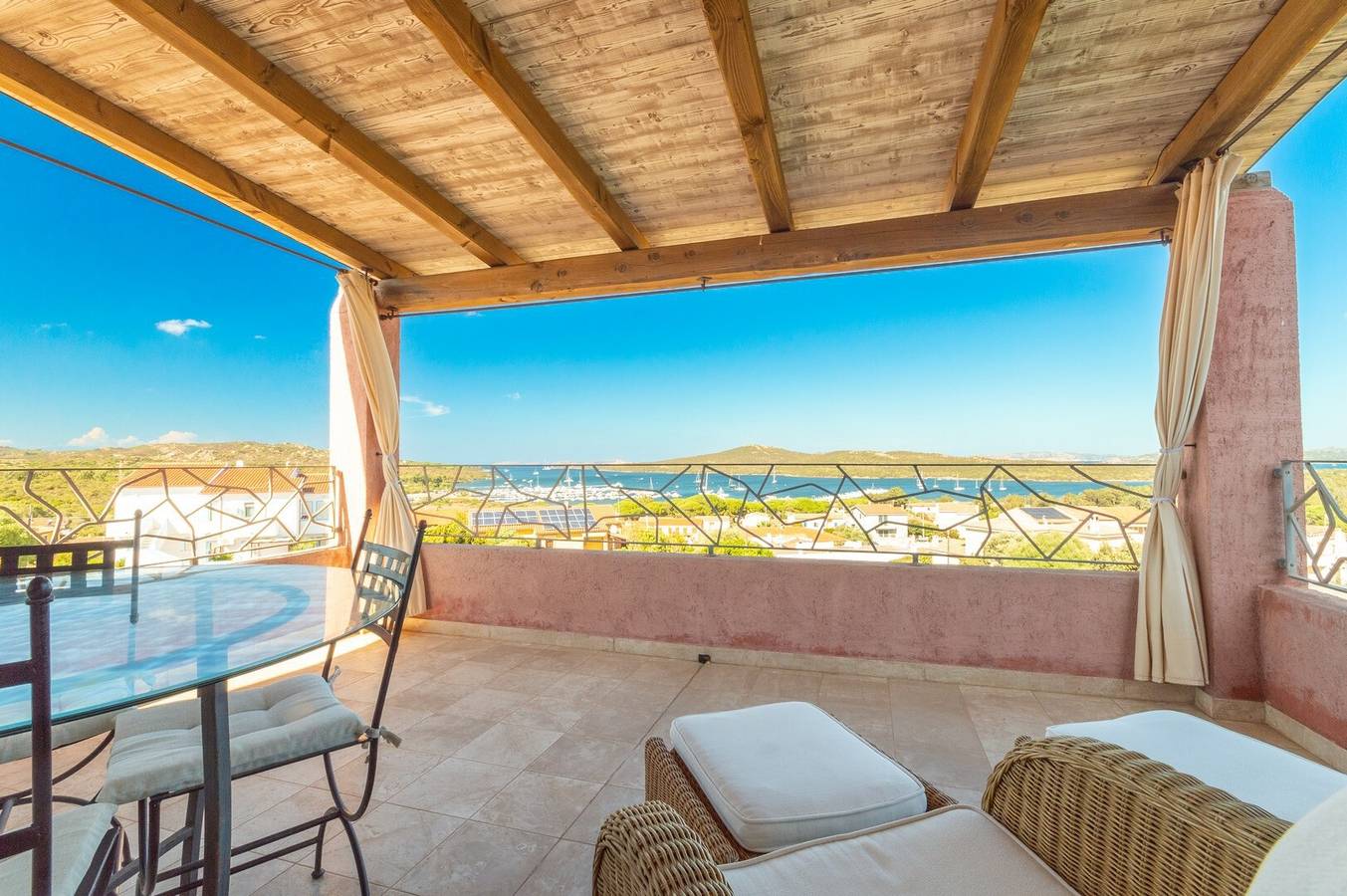 Appartement entier, Superbe « Attico Il Fiordo » avec vue mer, piscine, Wi-Fi et climatisation in Santa Teresa Gallura, Gallura
