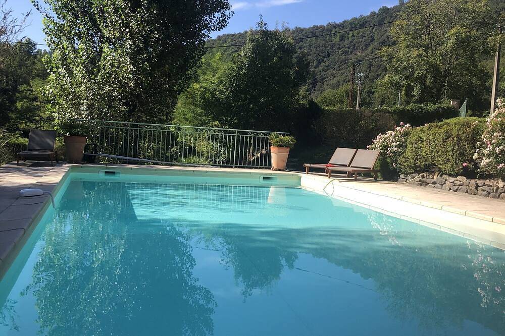 Beau mas ardéchois en bord de rivière avec piscine 8 personnes in Meyras, Parc naturel régional des Monts d'Ardèche