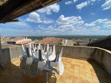 Gîte pour 5 personnes, avec terrasse et vue, animaux acceptés à Montmeyan