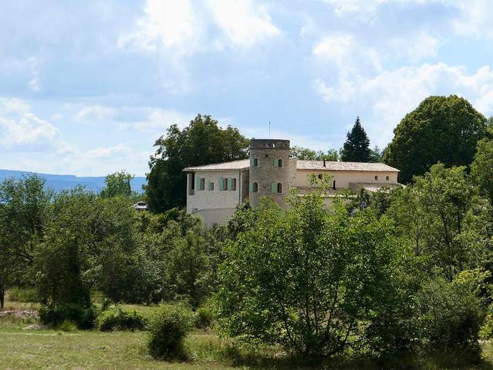 Location de vacances pour 5 personnes, avec jardin ainsi que vue et piscine à Revest-du-Bion