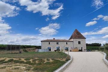 Gîte pour 7 personnes, avec jardin ainsi que terrasse et piscine, animaux acceptés à Saint-Jean-de-Duras