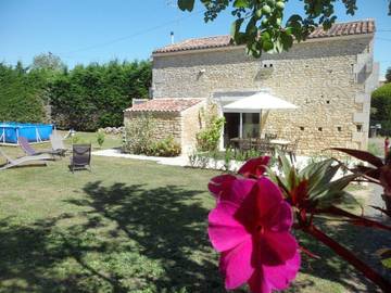 Gîte pour 5 personnes, avec vue et jardin, animaux acceptés à Thaims