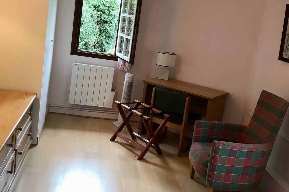 Charming gîte with swimming pool in park approved as a remarkable garden in Nettancourt, Región de Bar-le-Duc