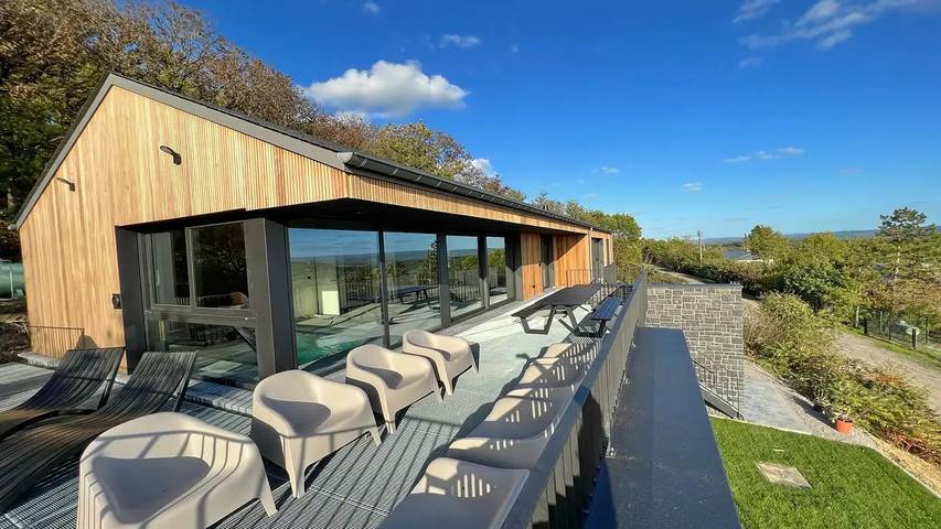 Location de vacances pour 9 personnes, avec piscine ainsi que sauna et jardin dans Septon