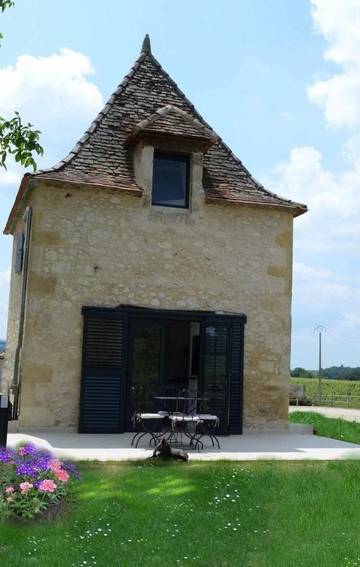 Gîte pour 4 personnes, avec jardin ainsi que vue et terrasse à Eynesse