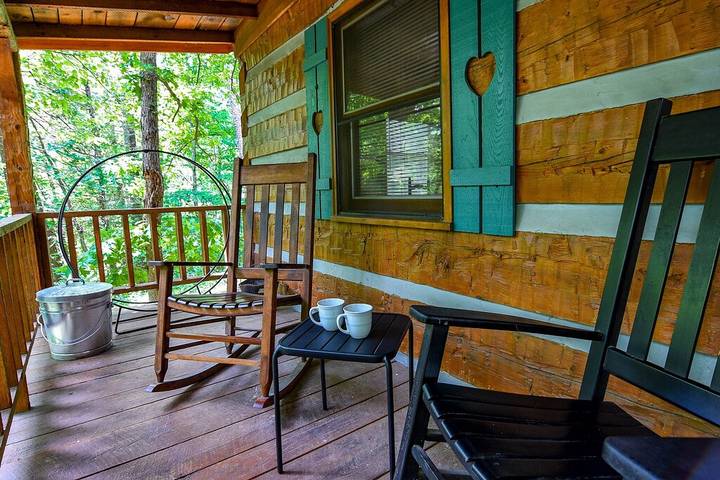 Log cabin for 2 people, with balcony and hot tub as well as yard in Dollywood