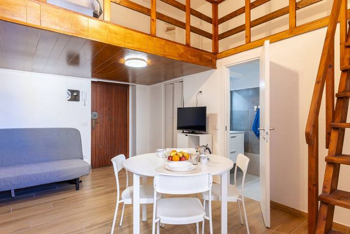 Appartamento intero, Guesthost - Livorno Central and Modern Studio x3! in Livorno, Costa degli Etruschi