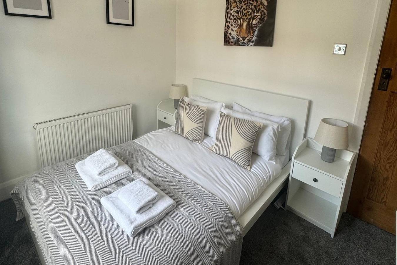 Entire holiday apartment, Simonside Apartment - Sleeps 6 - Pets Ok - Parking in Newcastle upon Tyne, Tyne and Wear