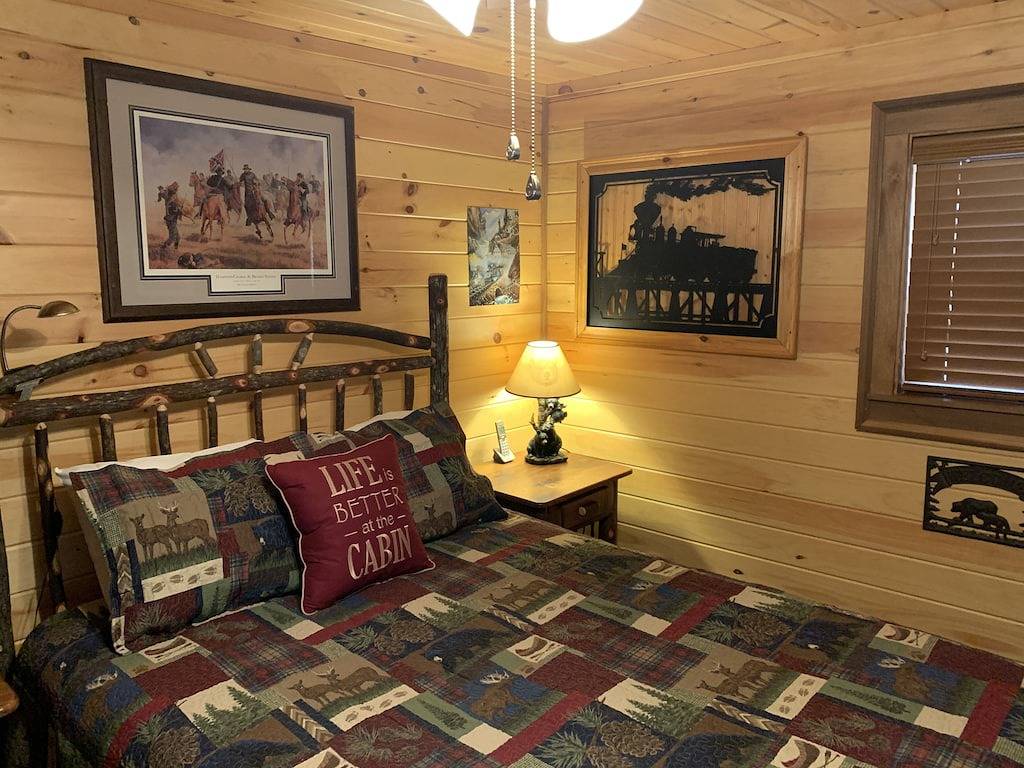 Ruhige kleine Hütte am Ufer eines ruhigen Forellenbach entfernt in Ashe County