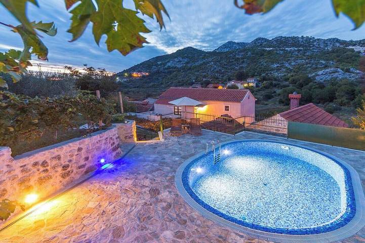 Villa für 8 Personen, mit Pool und Garten - 1