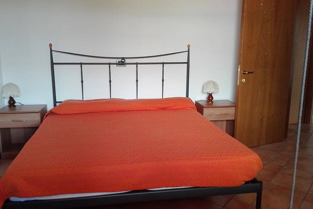 Villa with garden near Lake Bracciano, 30 km from Rome in Bracciano, Lake Bracciano