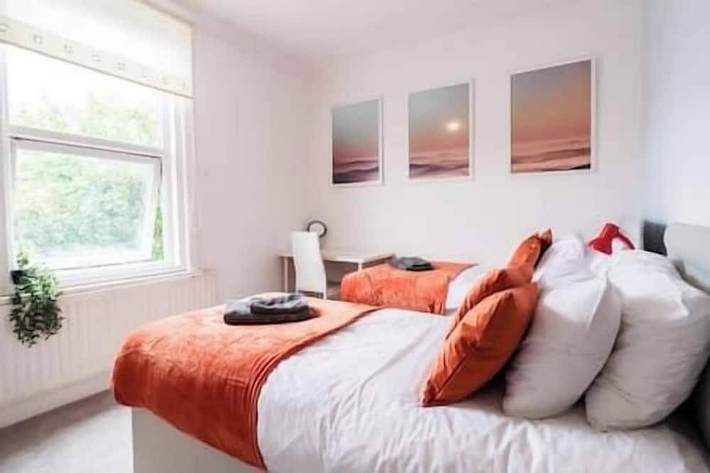 Fantastic 4 Bedroom House in Portsmouth, Südostengland