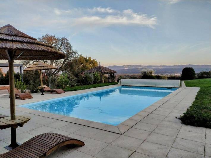 Location de vacances pour 2 personnes, avec jardin et terrasse ainsi que vue et piscine à Gillonnay - 2