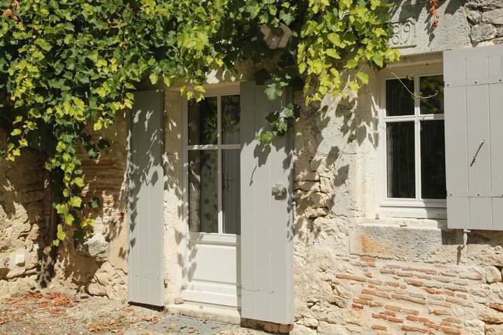 Location de vacances pour 6 personnes, avec piscine ainsi que vue et jardin à Ligueux - 3