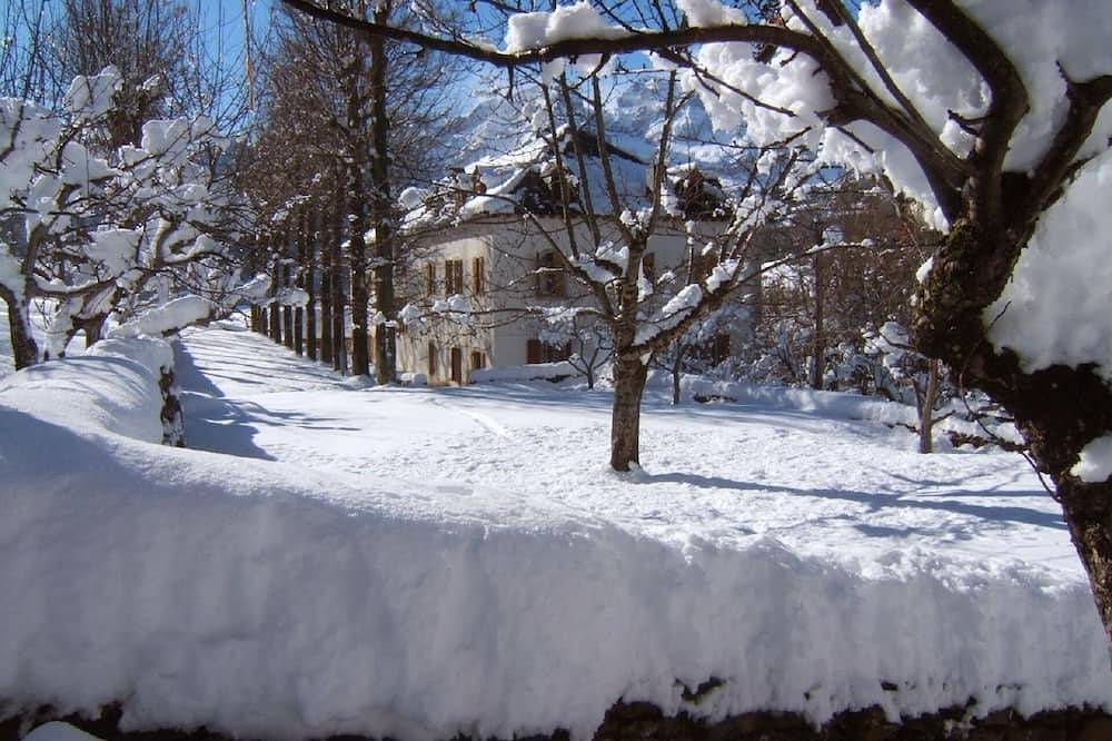 Entire apartment, Casa La Corona in the Pyrenees next to the Bubal Reservoir. in Panticosa, Spanish Pyrenees