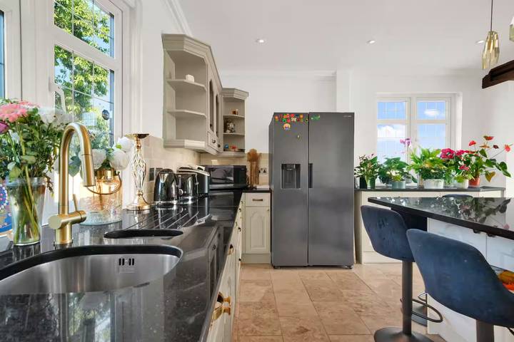Berry Lodge I 5 Bed House Sleeps 10 -Hot Tub -Spa in Havering, London