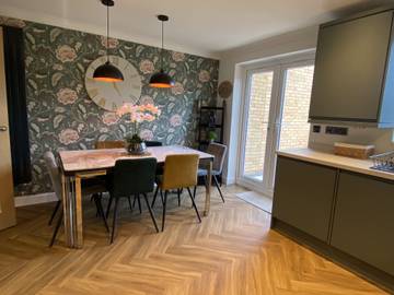 Holiday Rental for 8 People in Bedford, Bedfordshire, Photo 2