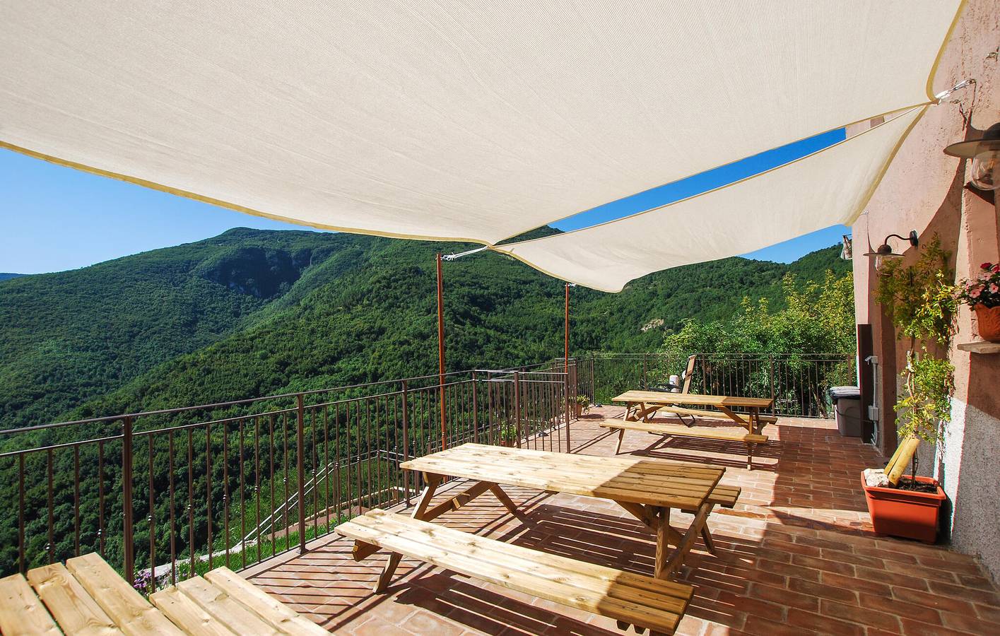 Holiday home for 4 people with hot tub in Fabriano, Ancona Province