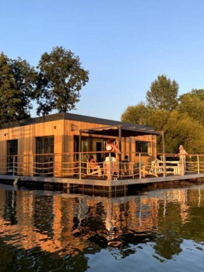 Seinehouse - Maison flottante (Houseboat) - Séjour magique sur l'eau in Vaux-sur-Seine, Yvelines