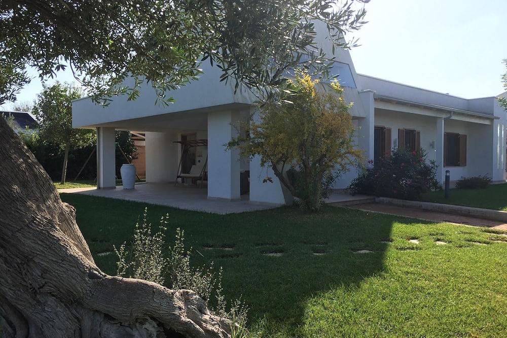 Villa panoramique dans la partie côtière au nord de Polignano a Mare. in Polignano a Mare, Province de Bari