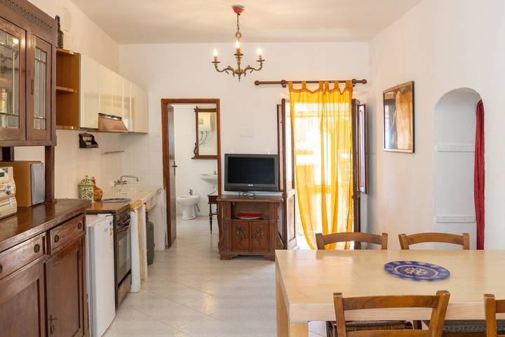 Entire apartment, Apartment 'Un Pezzo di Storia vicino al Mare' with Garden in Rosignano Marittimo, Etruscan Coast