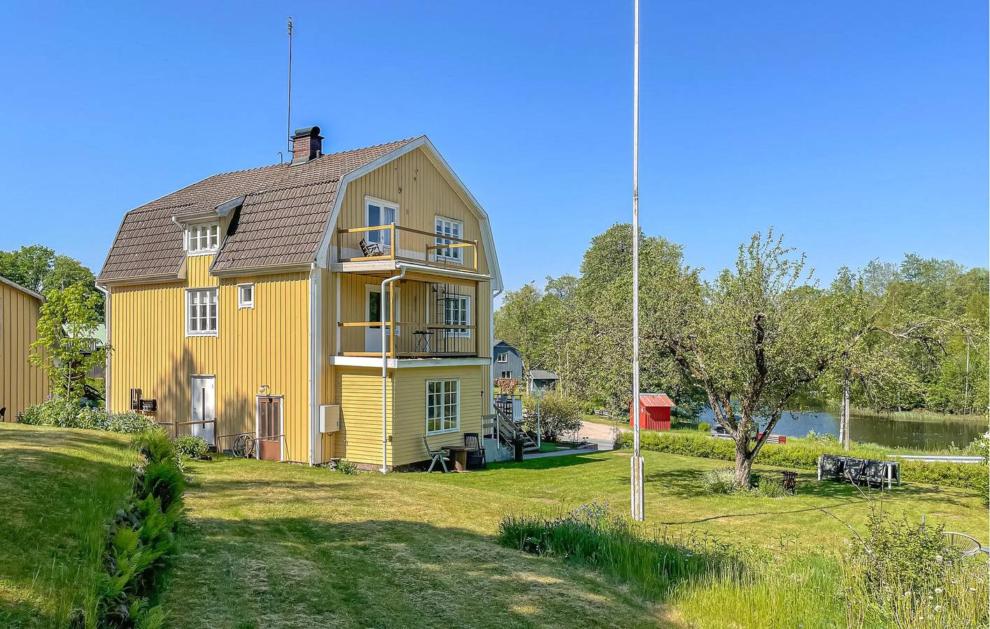 Lägenhet för 6 Personer, med terass samt sjöutsikt och trädgård och bastu