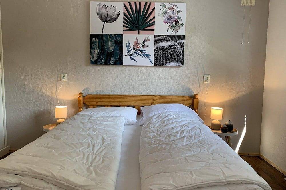 Gezellig Tiny Lodge (48 m²) voor 2-3 personen met tuin en terras. Ontspannen in de woonkamer met een film, spelletjes of een goed boek op de bank. Perfect voor een knusse vakantie! in Harderwijk, Veluwe