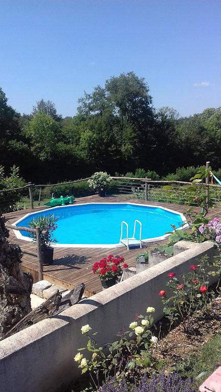 Gîte pour 6 personnes, avec terrasse ainsi que piscine et jardin