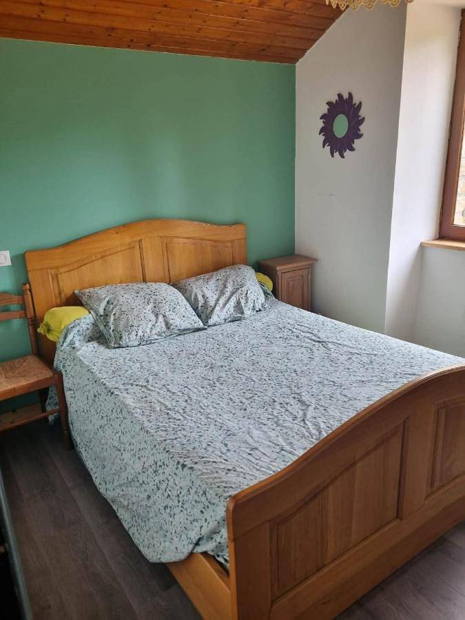 Location de vacances pour 2 personnes, avec Terrasse ainsi que Jardin et Vue à La Chapelle-Montbrandeix