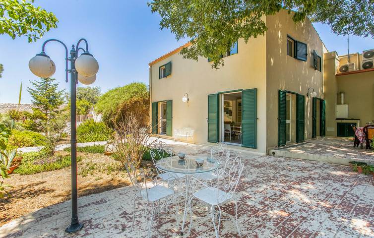 Casa vacanza per 12 persone, con giardino e terrazza nonché piscina a Ragusa