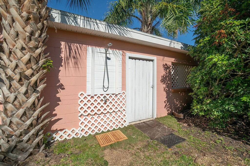 Tropical Oasis - 1 block to beach - close to downtown in Cocoa Beach, Space Coast