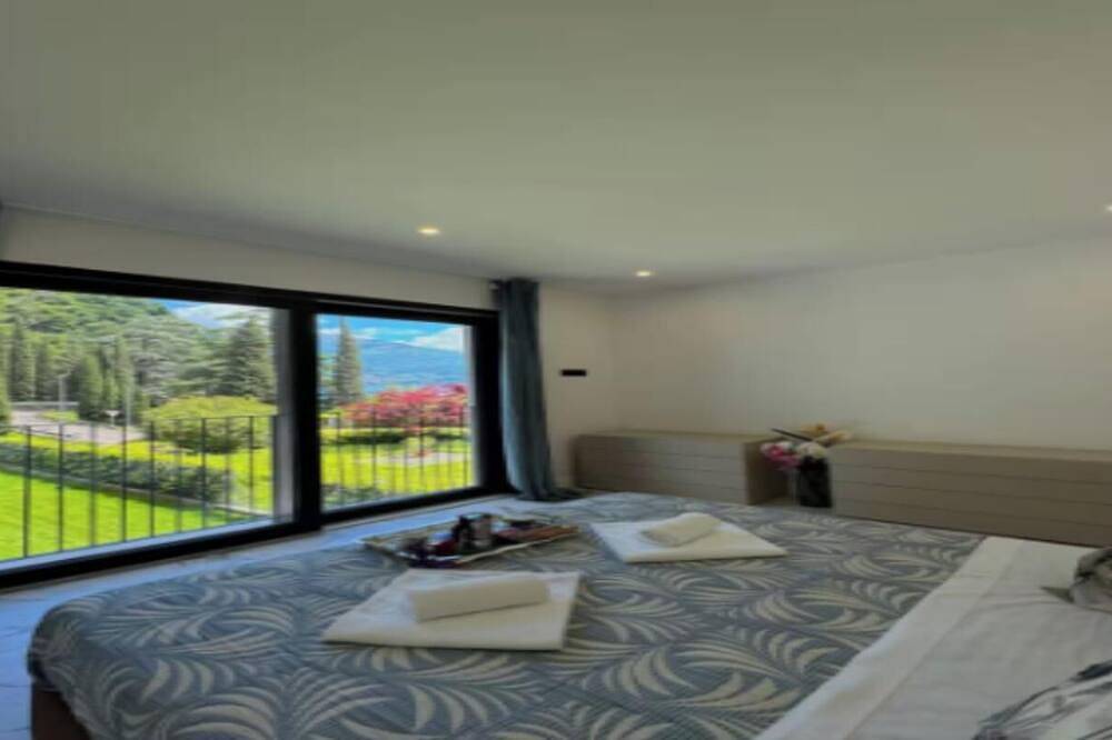 Elegant Villa with Pool and Panoramic Lake Views in Commune de Menaggio, Lac de Côme
