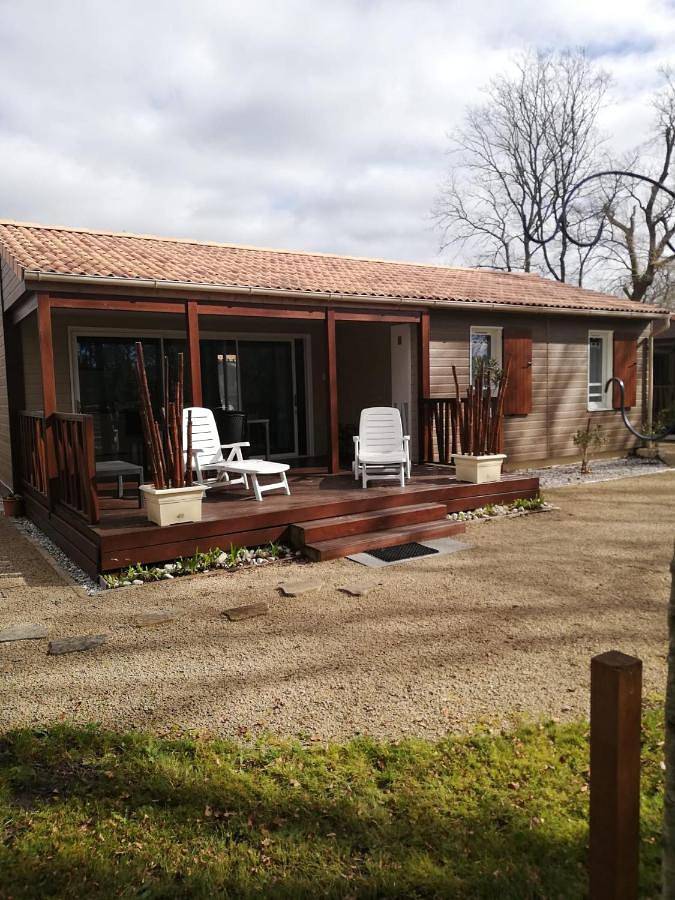 Chalet 19 Cosy bord de Lac, dans domaine avec piscine couverte accueil 4 voyageurs Loumaelou in Labouheyre, Landes