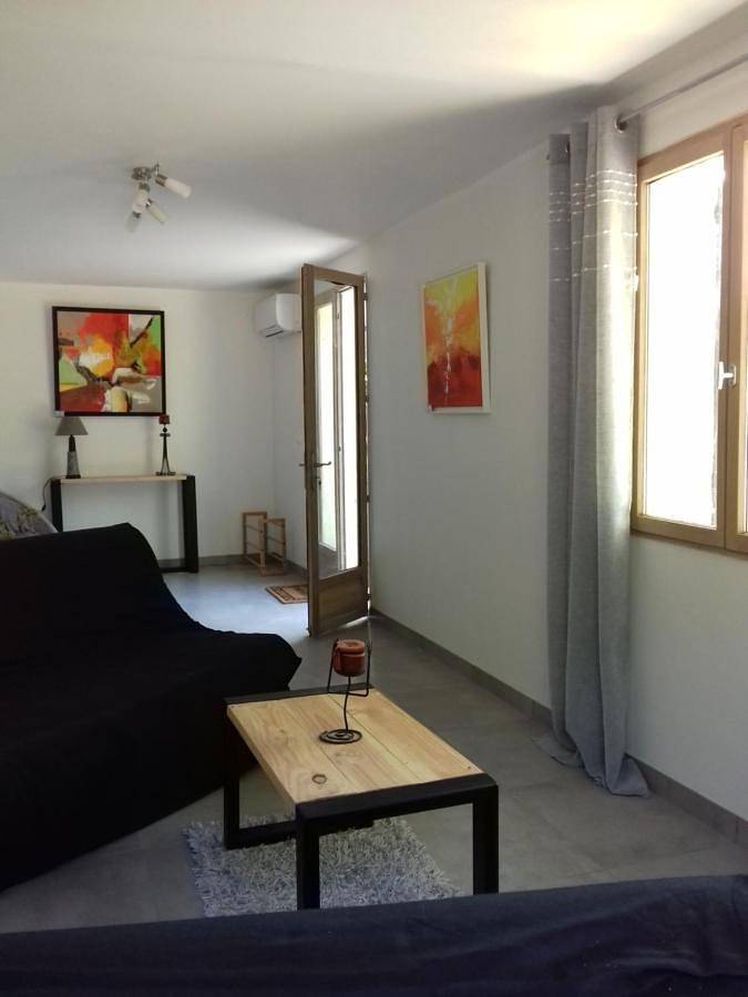 Two-Bedroom House in Saint-Chamas, Côte méditerranéenne (France)