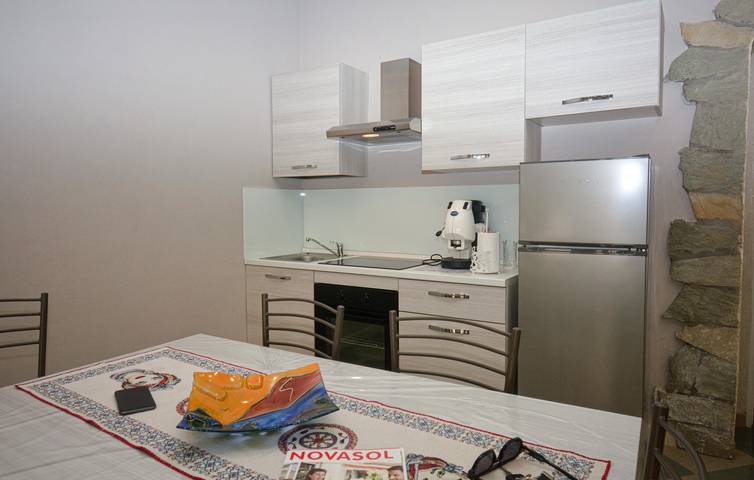 Soleggiato rifugio a Solarino- WiFi, AC, terrazza, parcheggio in Solarino, Siracusa e dintorni