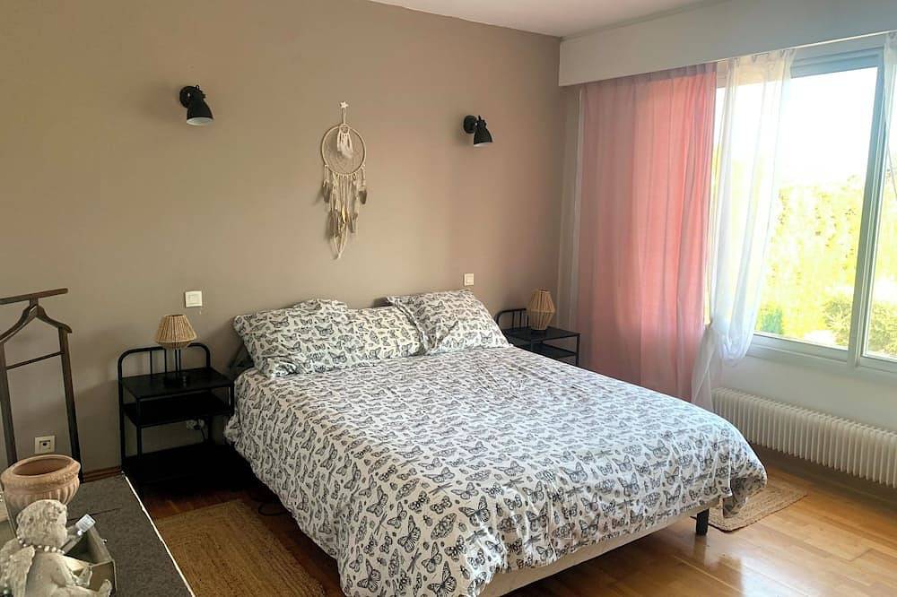 Alpilles and Luberon Large family home 10 pers swimming pool tennis jacuzzi in Caumont-sur-Durance, Vaucluse